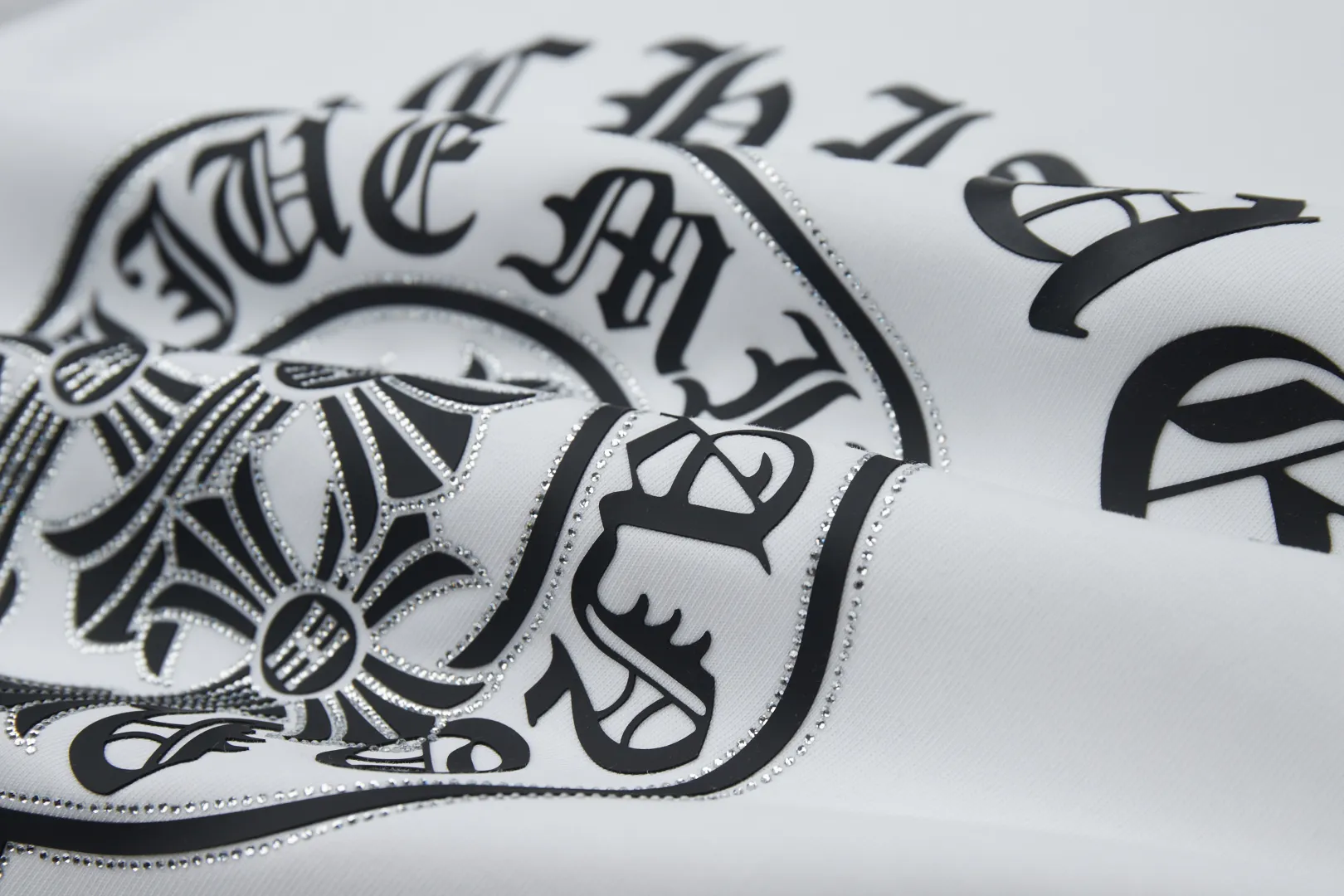 🅿️230 ✨CH✨🆕25SS spring and summer new style Crow Heart ✝ Rack logo leather label hot-drilled short sleeves Light luxury essential item for daily commuting for men and women Correct version Welcome to compare Detailed features · 260 grams of 100% pure cotton double yarn jersey fabric · Custom dyed in the same cylinder, special thickened 32 pieces of double-strand 1X1 thread · Double-needle stitching and cross-stitching technology · Original main mark, washed tag, brand moisture-proof paper packaging Color: white/black/purple/grey Size: S/M/L/XL